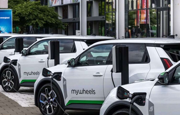 Elektro-Autos beim Laden in der Stadt Utrecht