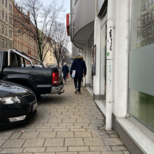 Foto: Gehsteig, auf welchen zwei Autos ragen